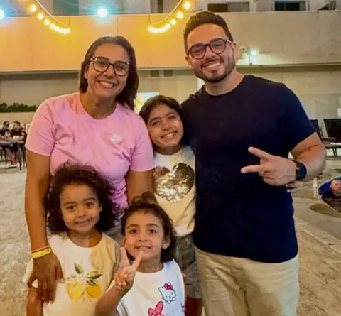 Moisés Jr. com a esposa e as três filhas, Ana, Laura e Manu